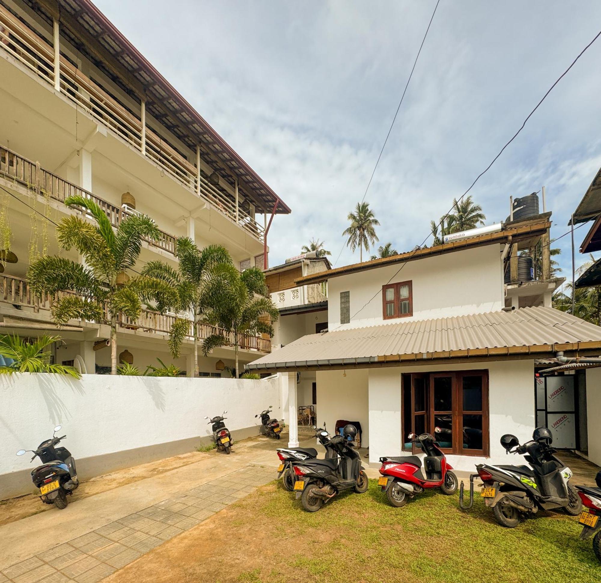 Lucky'S Surf Camp Bed and Breakfast Weligama Εξωτερικό φωτογραφία